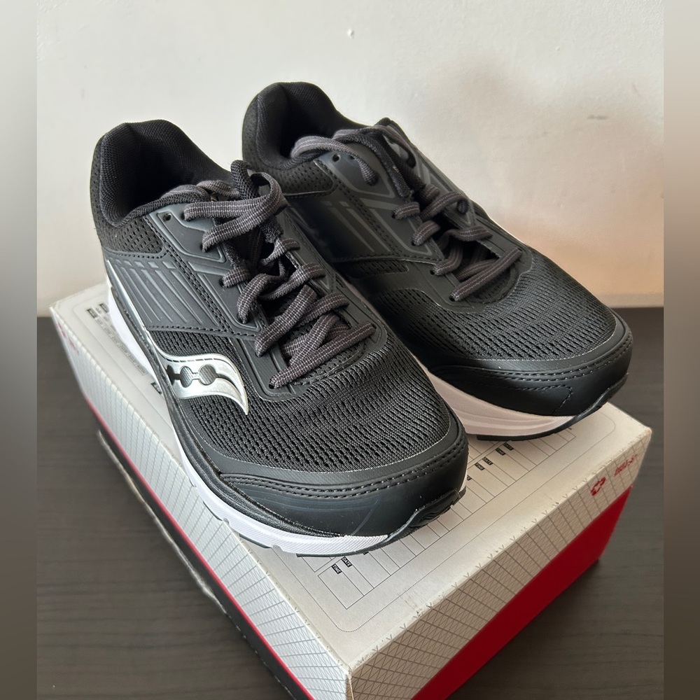 Saucony Echelon 8 wide Women’s Black and Gray Athletic Shoes/ Top of box missing